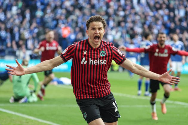2. Bundesliga - FC Schalke 04 - Hannover 96 am 15.03.2026 in der Veltins-Arena auf Schalke Jubel, Torjubel, Torschuetze, Torschütze Benedikt Pichler (Hannover) jubelt nach seinem Tor zum 2 zu 2