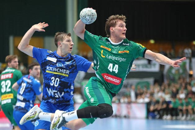 Handball DAIKIN HBL, SC DHfK Leipzig - TVB Stuttgart; 15.03.2026 Blaer Hinriksson (44, SC DHfK Leipzig) entwischt Marco Mengon (30, TVB Stuttgart). Handball, DAIKIN HBL, 1. Bundesliga, Saison 2025 2026, 25. Spieltag: SC DHfK Leipzig vs. TVB Stuttgart am 15.03.2026 in der Quarterback Immobilien Arena Leipzig. Copyright: xBEAUTIFULxSPORTS JanxKaeferx