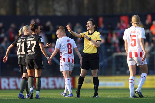 Schiedsrichterin Angelika Söder gestikuliert, Gestik waehrend des Spiels der Frauen Bundesliga zwischen 1.FC Köln und Bayern München, Franz-Kremer-Stadion am 15. März in Köln, Deutschland. (Foto von Oliver Kaelke DeFodi Images) +++ Schiedsrichterin Angelika Söder gestures during the Woman Bundesliga match between 1.FC Köln and Bayern München at Franz-Kremer-Stadion on March 15, 2026 in Cologne, Germany. (Photo by Oliver Kaelke DeFodi Images) DFL regulations prohibit any use of photographs as image sequences and or quasi-video. (Photo by Oliver Kaelke DeFodi Images) -