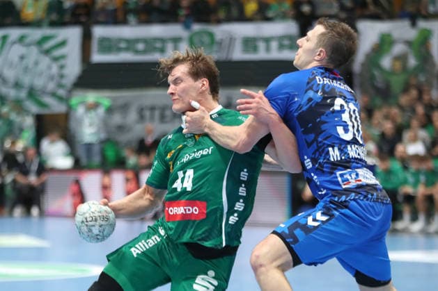 Handball DAIKIN HBL, SC DHfK Leipzig - TVB Stuttgart; 15.03.2026 Marco Mengon (30, TVB Stuttgart) packt Blaer Hinriksson (44, SC DHfK Leipzig) am Hals. Handball, DAIKIN HBL, 1. Bundesliga, Saison 2025 2026, 25. Spieltag: SC DHfK Leipzig vs. TVB Stuttgart am 15.03.2026 in der Quarterback Immobilien Arena Leipzig. Copyright: xBEAUTIFULxSPORTS JanxKaeferx