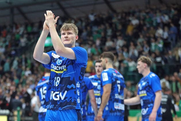 Handball DAIKIN HBL, SC DHfK Leipzig - TVB Stuttgart; 15.03.2026 Linus Schmid (18, TVB Stuttgart) applaudiert in Richtung Fans. Handball, DAIKIN HBL, 1. Bundesliga, Saison 2025 2026, 25. Spieltag: SC DHfK Leipzig vs. TVB Stuttgart am 15.03.2026 in der Quarterback Immobilien Arena Leipzig. Copyright: xBEAUTIFULxSPORTS JanxKaeferx