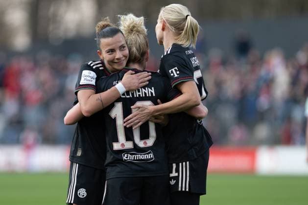 Torjubel von Pernille Harder 21 (FC Bayern Muenchen Frauen), Arianna Caruso 27 (FC Bayern Muenchen Frauen) und Linda Dallmann 10 (FC Bayern Muenchen Frauen) nach dem Tor zum 0:3, 1. FC Koeln Frauen vs. FC Bayern Muenchen Frauen, Fussball, Google Pixel Frauen-Bundesliga, 20. Spieltag, 2025 2026, 15.03.2026 DFB regulations prohibit any use of photographs as image sequences and or quasi-video Koeln Nordrhein-Westfalen Deutschland