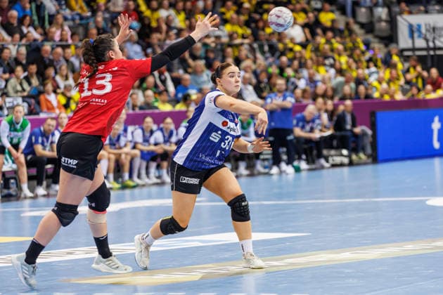 von links: Giulia Guarieiro (Thüringer HC, 13), Elin Rosa Magnusdottir (Blomberg-Lippe, 33), 15.03.2026, Stuttgart (Deutschland), Handball Frauen, Final4 2026, Spiel um Platz 3, Thüringer HC - HSG Blomberg-Lippe