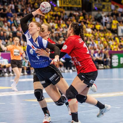 von links: Nieke Kühne (Blomberg-Lippe, 9), Giulia Guarieiro (Thüringer HC, 13), 15.03.2026, Stuttgart (Deutschland), Handball Frauen, Final4 2026, Spiel um Platz 3, Thüringer HC - HSG Blomberg-Lippe