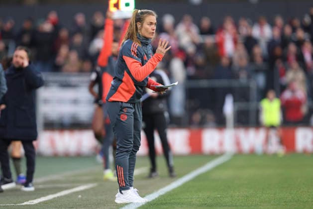 Co-Trainerin Clara Schöne (FC Bayern München) gestikuliert, Gestik waehrend des Spiels der Frauen Bundesliga zwischen 1.FC Köln und Bayern München, Franz-Kremer-Stadion am 15. März in Köln, Deutschland. (Foto von Oliver Kaelke DeFodi Images) +++ Co-Trainerin Clara Schöne (FC Bayern München) gestures during the Woman Bundesliga match between 1.FC Köln and Bayern München at Franz-Kremer-Stadion on March 15, 2026 in Cologne, Germany. (Photo by Oliver Kaelke DeFodi Images) DFL regulations prohibit any use of photographs as image sequences and or quasi-video. (Photo by Oliver Kaelke DeFodi Images) -