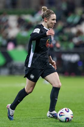 Svenja Huth (VfL Wolfsburg, 10) am Ball, Einzelbild, Ganzkörper, Aktion, Action, Spielszene, DIE DFB-RICHTLINIEN UNTERSAGEN JEGLICHE NUTZUNG VON FOTOS ALS SEQUENZBILDER UND ODER VIDEOÄHNLICHE FOTOSTRECKEN. DFB REGULATIONS PROHIBIT ANY USE OF PHOTOGRAPHS AS IMAGE SEQUENCES AND OR QUASI-VIDEO., 15.03.2026, Wolfsburg (Deutschland), Fussball, Google Pixel Frauen-Bundesliga, VfL Wolfsburg - Bayer 04 Leverkusen