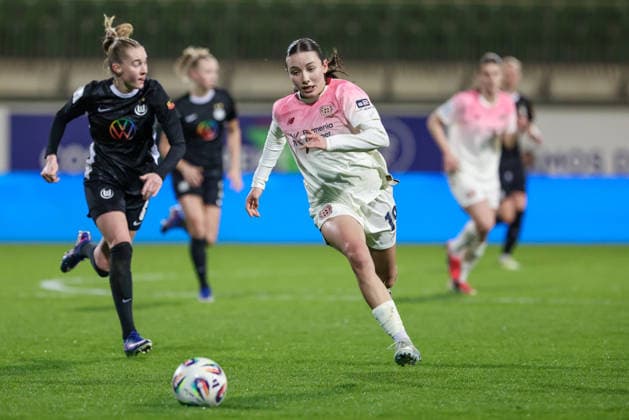 Loreen Bender (Bayer 04 Leverkusen, 19) am Ball, Einzelbild, Ganzkörper, Aktion, Action, Spielszene, DIE DFB-RICHTLINIEN UNTERSAGEN JEGLICHE NUTZUNG VON FOTOS ALS SEQUENZBILDER UND ODER VIDEOÄHNLICHE FOTOSTRECKEN. DFB REGULATIONS PROHIBIT ANY USE OF PHOTOGRAPHS AS IMAGE SEQUENCES AND OR QUASI-VIDEO., 15.03.2026, Wolfsburg (Deutschland), Fussball, Google Pixel Frauen-Bundesliga, VfL Wolfsburg - Bayer 04 Leverkusen