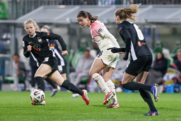 v.li.: Justine Kielland (VfL Wolfsburg, 18), Katharina Piljic (Bayer 04 Leverkusen, 6) und Janina Minge (VfL Wolfsburg, 6) im Zweikampf, Duell, Dynamik, Aktion, Action, Spielszene, DIE DFB-RICHTLINIEN UNTERSAGEN JEGLICHE NUTZUNG VON FOTOS ALS SEQUENZBILDER UND ODER VIDEOÄHNLICHE FOTOSTRECKEN. DFB REGULATIONS PROHIBIT ANY USE OF PHOTOGRAPHS AS IMAGE SEQUENCES AND OR QUASI-VIDEO., 15.03.2026, Wolfsburg (Deutschland), Fussball, Google Pixel Frauen-Bundesliga, VfL Wolfsburg - Bayer 04 Leverkusen