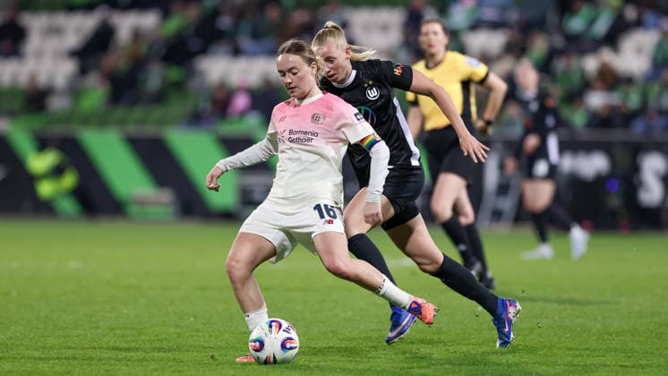v.li.: Sofie Zdebel (Bayer 04 Leverkusen, 16) und Ella Peddemors (VfL Wolfsburg, 5) im Zweikampf, Duell, Dynamik, Aktion, Action, Spielszene, DIE DFB-RICHTLINIEN UNTERSAGEN JEGLICHE NUTZUNG VON FOTOS ALS SEQUENZBILDER UND ODER VIDEOÄHNLICHE FOTOSTRECKEN. DFB REGULATIONS PROHIBIT ANY USE OF PHOTOGRAPHS AS IMAGE SEQUENCES AND OR QUASI-VIDEO., 15.03.2026, Wolfsburg (Deutschland), Fussball, Google Pixel Frauen-Bundesliga, VfL Wolfsburg - Bayer 04 Leverkusen