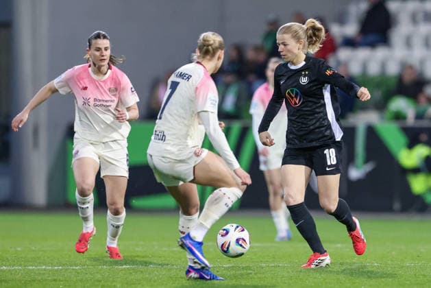 Justine Kielland (VfL Wolfsburg, 18) am Ball, Einzelbild, Ganzkörper, Aktion, Action, Spielszene, DIE DFB-RICHTLINIEN UNTERSAGEN JEGLICHE NUTZUNG VON FOTOS ALS SEQUENZBILDER UND ODER VIDEOÄHNLICHE FOTOSTRECKEN. DFB REGULATIONS PROHIBIT ANY USE OF PHOTOGRAPHS AS IMAGE SEQUENCES AND OR QUASI-VIDEO., 15.03.2026, Wolfsburg (Deutschland), Fussball, Google Pixel Frauen-Bundesliga, VfL Wolfsburg - Bayer 04 Leverkusen