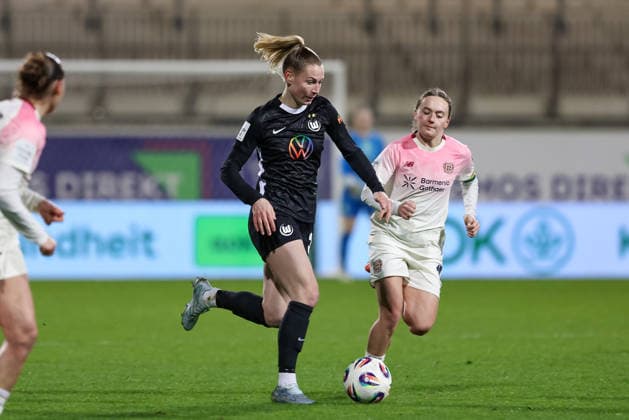 v.li.: Sarai Linder (VfL Wolfsburg, 39) und Sofie Zdebel (Bayer 04 Leverkusen, 16) im Laufduell, Zweikampf, Duell, Dynamik, Aktion, Action, Spielszene, DIE DFB-RICHTLINIEN UNTERSAGEN JEGLICHE NUTZUNG VON FOTOS ALS SEQUENZBILDER UND ODER VIDEOÄHNLICHE FOTOSTRECKEN. DFB REGULATIONS PROHIBIT ANY USE OF PHOTOGRAPHS AS IMAGE SEQUENCES AND OR QUASI-VIDEO., 15.03.2026, Wolfsburg (Deutschland), Fussball, Google Pixel Frauen-Bundesliga, VfL Wolfsburg - Bayer 04 Leverkusen