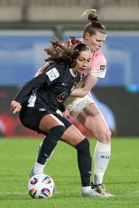 v.li.: Kessya Bussy (VfL Wolfsburg, 19) und Claudia Wenger (Bayer 04 Leverkusen, 5) im Zweikampf, Duell, Dynamik, Aktion, Action, Spielszene, DIE DFB-RICHTLINIEN UNTERSAGEN JEGLICHE NUTZUNG VON FOTOS ALS SEQUENZBILDER UND ODER VIDEOÄHNLICHE FOTOSTRECKEN. DFB REGULATIONS PROHIBIT ANY USE OF PHOTOGRAPHS AS IMAGE SEQUENCES AND OR QUASI-VIDEO., 15.03.2026, Wolfsburg (Deutschland), Fussball, Google Pixel Frauen-Bundesliga, VfL Wolfsburg - Bayer 04 Leverkusen