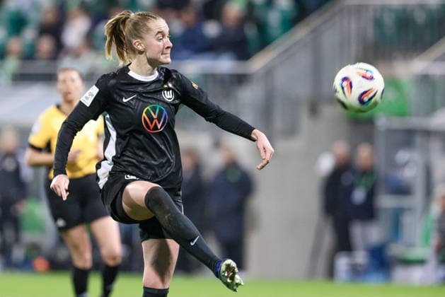 Janina Minge (VfL Wolfsburg, 6) am Ball, Einzelbild, Ganzkörper, Aktion, Action, Spielszene, Portrait, Nahaufnahme, Einzelfoto, Einzelbild, DIE DFB-RICHTLINIEN UNTERSAGEN JEGLICHE NUTZUNG VON FOTOS ALS SEQUENZBILDER UND ODER VIDEOÄHNLICHE FOTOSTRECKEN. DFB REGULATIONS PROHIBIT ANY USE OF PHOTOGRAPHS AS IMAGE SEQUENCES AND OR QUASI-VIDEO., 15.03.2026, Wolfsburg (Deutschland), Fussball, Google Pixel Frauen-Bundesliga, VfL Wolfsburg - Bayer 04 Leverkusen