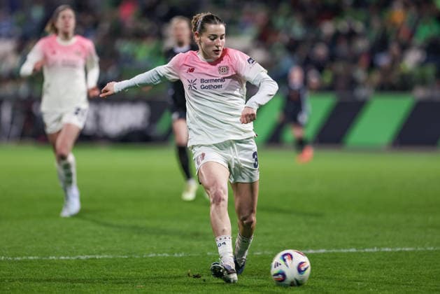 Carlotta Wamser (Bayer 04 Leverkusen, 37) am Ball, Einzelbild, Ganzkörper, Aktion, Action, Spielszene, DIE DFB-RICHTLINIEN UNTERSAGEN JEGLICHE NUTZUNG VON FOTOS ALS SEQUENZBILDER UND ODER VIDEOÄHNLICHE FOTOSTRECKEN. DFB REGULATIONS PROHIBIT ANY USE OF PHOTOGRAPHS AS IMAGE SEQUENCES AND OR QUASI-VIDEO., 15.03.2026, Wolfsburg (Deutschland), Fussball, Google Pixel Frauen-Bundesliga, VfL Wolfsburg - Bayer 04 Leverkusen