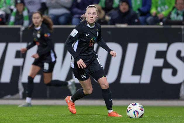 Janou Levels (VfL Wolfsburg, 15) am Ball, Einzelbild, Ganzkörper, Aktion, Action, Spielszene, DIE DFB-RICHTLINIEN UNTERSAGEN JEGLICHE NUTZUNG VON FOTOS ALS SEQUENZBILDER UND ODER VIDEOÄHNLICHE FOTOSTRECKEN. DFB REGULATIONS PROHIBIT ANY USE OF PHOTOGRAPHS AS IMAGE SEQUENCES AND OR QUASI-VIDEO., 15.03.2026, Wolfsburg (Deutschland), Fussball, Google Pixel Frauen-Bundesliga, VfL Wolfsburg - Bayer 04 Leverkusen