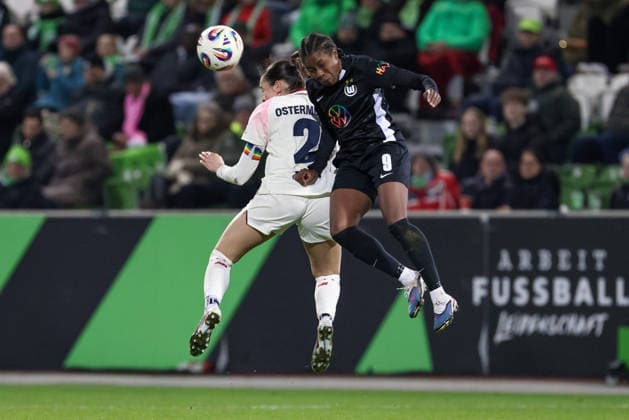v.li.: Selina Ostermeier (Bayer 04 Leverkusen, 2) und Lineth Beerensteyn (VfL Wolfsburg, 9) im Kopfballduell, Kopfball, Zweikampf, Action, Aktion, Spielszene, DIE DFB-RICHTLINIEN UNTERSAGEN JEGLICHE NUTZUNG VON FOTOS ALS SEQUENZBILDER UND ODER VIDEOÄHNLICHE FOTOSTRECKEN. DFB REGULATIONS PROHIBIT ANY USE OF PHOTOGRAPHS AS IMAGE SEQUENCES AND OR QUASI-VIDEO., 15.03.2026, Wolfsburg (Deutschland), Fussball, Google Pixel Frauen-Bundesliga, VfL Wolfsburg - Bayer 04 Leverkusen