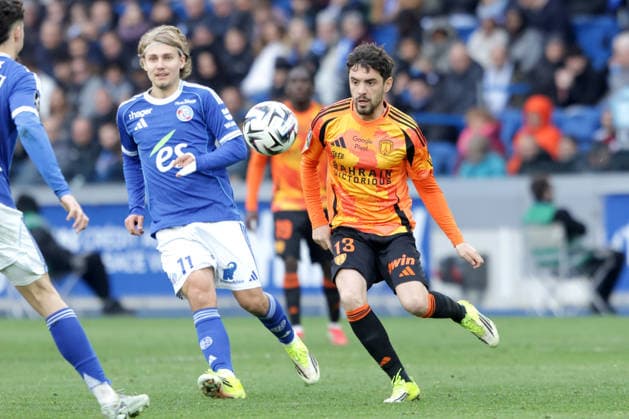 SEBASTIAN NANASI, Strasburgo, MATHIEU CAFARO, Paris F.C., Ligue 1, 2025-26, Racing Strasbourg vs Paris F.C. 0-0, 15-03-2026, Azione, Action, Single shot, Contrasto LIGUE 1 2025-26 RACING STRASBURGO-PARIS FC 0-0