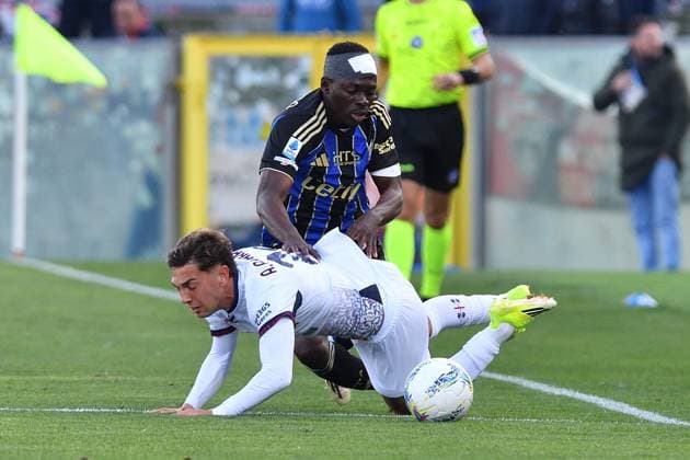 CALCIO - Serie A - Pisa SC vs Cagliari Calcio Agustin Albarracin Basil (Cagliari) thwarted by Ebenezer Akinsanmiro (Pisa) during Pisa SC vs Cagliari Calcio, Italian soccer Serie A match in Pisa, Italy, March 15 2026 Pisa Italy  Copyright: xIPAxSport ABACAx