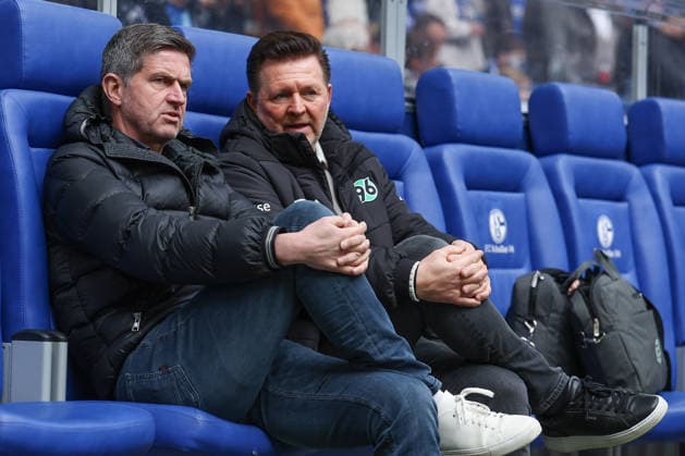 2. Bundesliga - FC Schalke 04 - Hannover 96 am 15.03.2026 in der Veltins-Arena auf Schalke Sportdirektor Ralf Becker (Hannover) und Trainer Christian Titz (Hannover)