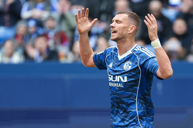 2. Bundesliga - FC Schalke 04 - Hannover 96 am 15.03.2026 in der Veltins-Arena auf Schalke Edin Dzeko (Schalke 10) unzufrieden, enttäuscht, enttaeuscht, niedergeschlagen.