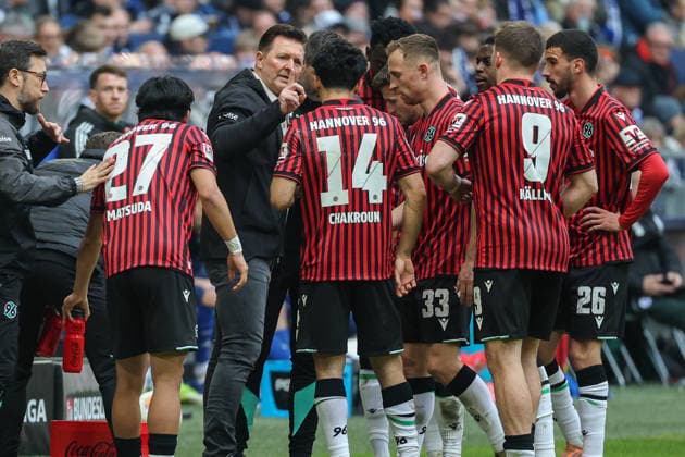2. Bundesliga - FC Schalke 04 - Hannover 96 am 15.03.2026 in der Veltins-Arena auf Schalke Trainer Christian Titz (Hannover) gibt seiner Mannschaft Anweisungen , hier Hayate Matsuda (Hannover) , Husseyn Chakroun (Hannover) , Maurice Neubauer (Hannover) , Benjamin Källman Kaellman (Hannover) , Waniss TaÃ¯bi (Hannover)