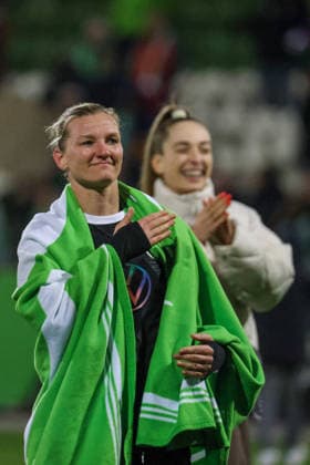 Wolfsburg, Deutschland: 15. März 2026 - 20. Spieltag - 1. Frauenbundesliga - VfL Wolfsburg Frauen vs. Bayer Leverkusen 04 Frauen Im Bild: Alexandra Popp (VfL) beim Abschlussjubel nach dem Heimsieg gegen Leverkusen Copyright: HMBxMedia MadeleinexFantini