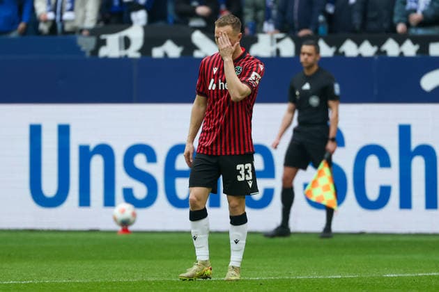 2. Bundesliga - FC Schalke 04 - Hannover 96 am 15.03.2026 in der Veltins-Arena auf Schalke Maurice Neubauer (Hannover) unzufrieden, enttäuscht, enttaeuscht, niedergeschlagen