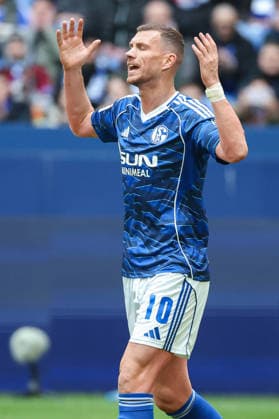 2. Bundesliga - FC Schalke 04 - Hannover 96 am 15.03.2026 in der Veltins-Arena auf Schalke Edin Dzeko (Schalke 10) unzufrieden, enttäuscht, enttaeuscht, niedergeschlagen.