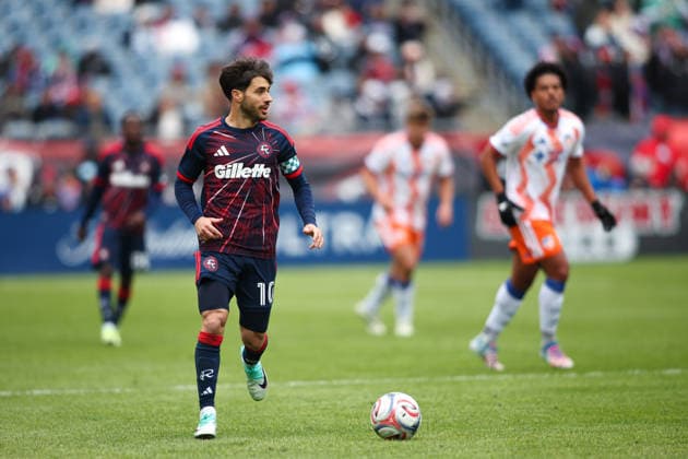 March 15, 2026; Foxborough, Massachusetts, USA; New England Revolution midfielder Carles Gil (10) carries the ball in a Major League Soccer game between the New England Revolution and FC Cincinnati at Gillette Stadium. (c) CSM MLS, Fussball Herren, USA 2026: FC Cincinnati Vs Revolution MAR 15  - ZUMAc04_ 20260315_zma_c04_048 Copyright: xBurtxGranofskyx