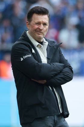 2. Bundesliga - FC Schalke 04 - Hannover 96 am 15.03.2026 in der Veltins-Arena auf Schalke Trainer Christian Titz (Hannover) nachdenklich