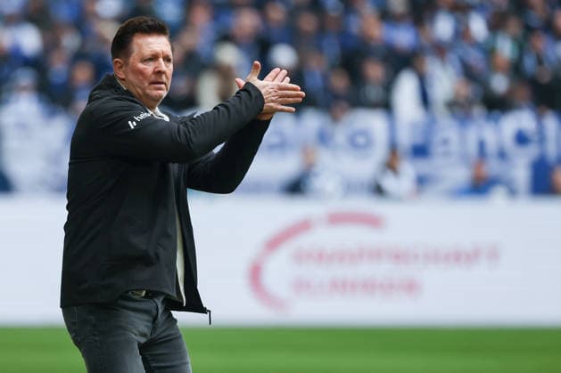 2. Bundesliga - FC Schalke 04 - Hannover 96 am 15.03.2026 in der Veltins-Arena auf Schalke Trainer Christian Titz (Hannover) gestikuliert