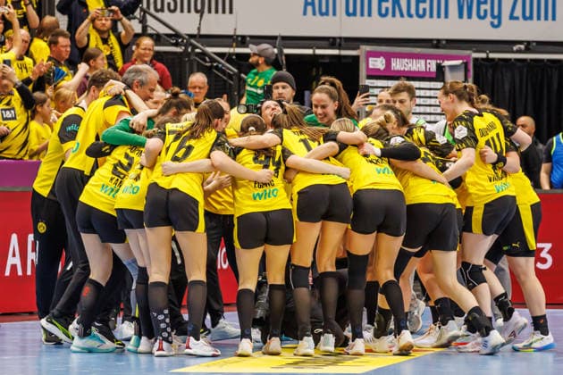 Jubel beim BVB Dortmund über den Pokalsieg, 15.03.2026, Stuttgart (Deutschland), Handball Frauen, Final4 2025, Finale, HSG Bensheim Auerbach - BVB Dortmund