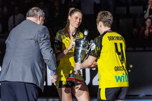 Andreas Michelmann (DHB-Präsident) übergibt den Pokal an Alicia Langer (Dortmund, 17) und Alina Grijseels (Dortmund, 4), 15.03.2026, Stuttgart (Deutschland), Handball Frauen, Final4 2025, Finale, HSG Bensheim Auerbach - BVB Dortmund