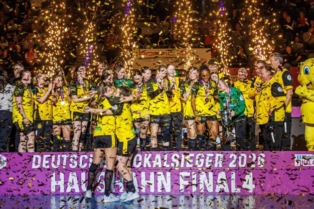 Jubel beim BVB Dortmund über den Pokalsieg; Siegerehrung; Sieger, Erstplatzierte, Goldmedaille, 15.03.2026, Stuttgart (Deutschland), Handball Frauen, Final4 2025, Finale, HSG Bensheim Auerbach - BVB Dortmund