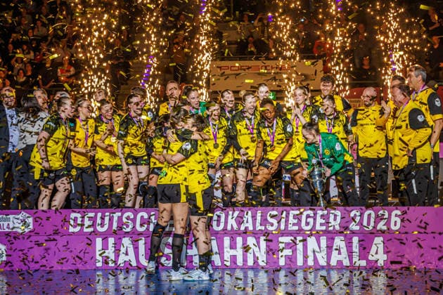 Jubel beim BVB Dortmund über den Pokalsieg; Siegerehrung; Sieger, Erstplatzierte, Goldmedaille, 15.03.2026, Stuttgart (Deutschland), Handball Frauen, Final4 2025, Finale, HSG Bensheim Auerbach - BVB Dortmund