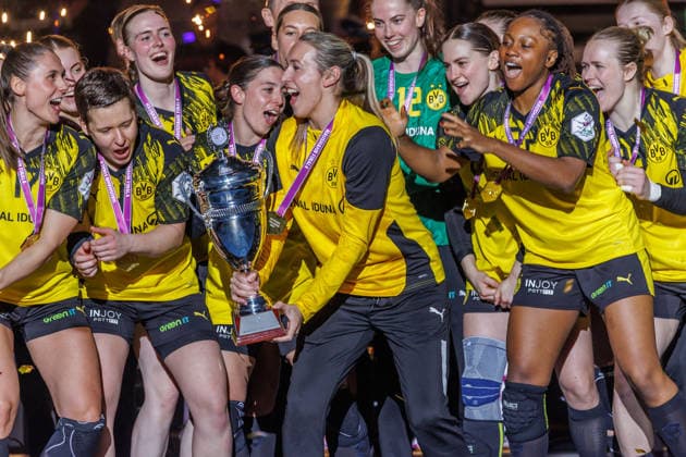 Jubel beim BVB Dortmund über den Pokalsieg; Siegerehrung; Sieger, Erstplatzierte, Goldmedaille, 15.03.2026, Stuttgart (Deutschland), Handball Frauen, Final4 2025, Finale, HSG Bensheim Auerbach - BVB Dortmund