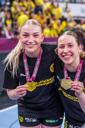 von links: Maraike Kusian (Dortmund, 8) und Lara Egeling (Dortmund, 44) mit ihren Siegermedaillen, 15.03.2026, Stuttgart (Deutschland), Handball Frauen, Final4 2025, Finale, HSG Bensheim Auerbach - BVB Dortmund