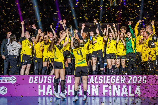 Jubel beim BVB Dortmund über den Pokalsieg; Siegerehrung; Sieger, Erstplatzierte, Goldmedaille, 15.03.2026, Stuttgart (Deutschland), Handball Frauen, Final4 2025, Finale, HSG Bensheim Auerbach - BVB Dortmund