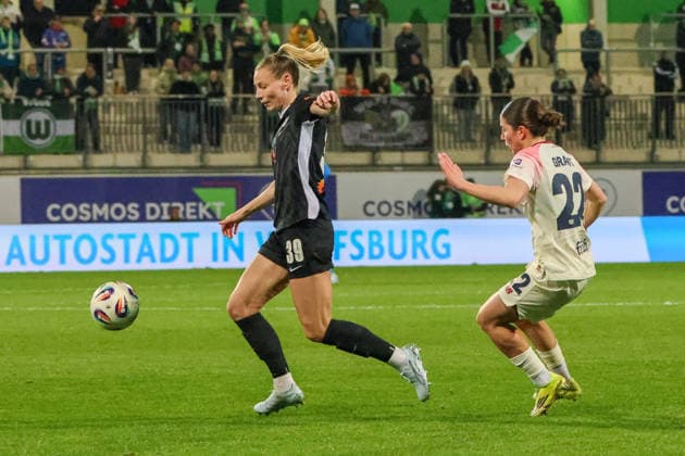 Wolfsburg, Deutschland: 15. März 2026 - 20. Spieltag - 1. Frauenbundesliga - VfL Wolfsburg Frauen vs. Bayer Leverkusen 04 Frauen Im Bild: v.li. Sarai Linder (VfL) und Ruby Grant (Bayer Leverkusen) Copyright: HMBxMedia MadeleinexFantini