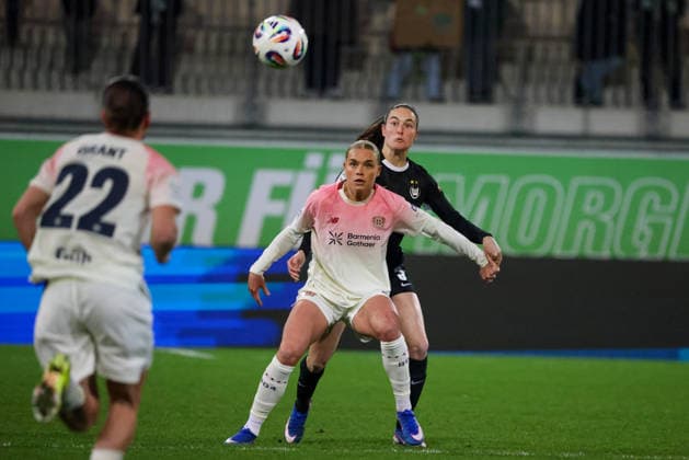 Wolfsburg, Deutschland: 15. März 2026 - 20. Spieltag - 1. Frauenbundesliga - VfL Wolfsburg Frauen vs. Bayer Leverkusen 04 Frauen Im Bild: v.li. im Zweikampf Cornelia Kramer (Bayer Leverkusen) und Caitlin Dijkstra (VfL) Copyright: HMBxMedia MadeleinexFantini