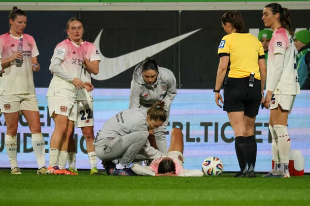 Wolfsburg, Deutschland: 15. März 2026 - 20. Spieltag - 1. Frauenbundesliga - VfL Wolfsburg Frauen vs. Bayer Leverkusen 04 Frauen Im Bild: Loreen Bender (VfL) liegt verletzt auf dem Spielfeld und wird ärztlich behandelt Copyright: HMBxMedia MadeleinexFantini
