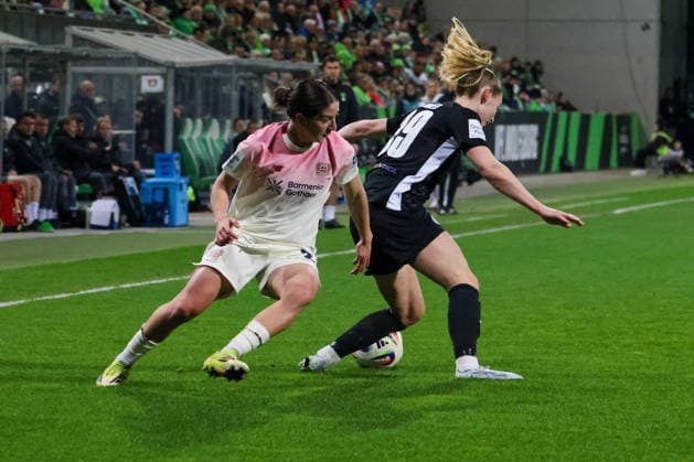 Wolfsburg, Deutschland: 15. März 2026 - 20. Spieltag - 1. Frauenbundesliga - VfL Wolfsburg Frauen vs. Bayer Leverkusen 04 Frauen Im Bild: v.li. im Zweikampf Ruby Grant (Bayer Leverkusen) und Sarai Linder (VfL) Copyright: HMBxMedia MadeleinexFantini