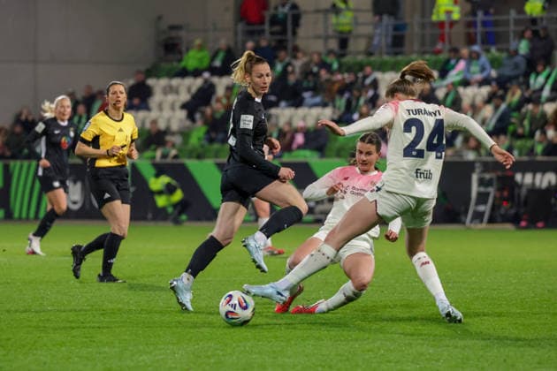 15.03.2026, xgrfx, Fussball Google Pixel Frauen-Bundesliga, VfL Wolfsburg - Bayer Leverkusen v.l. Sarai Linder (VfL Wolfsburg), Katharina Piljic, Lilla Turanyi (Bayer Leverkusen) (DFL DFB REGULATIONS PROHIBIT ANY USE OF PHOTOGRAPHS as IMAGE SEQUENCES and or QUASI-VIDEO) Wolfsburg