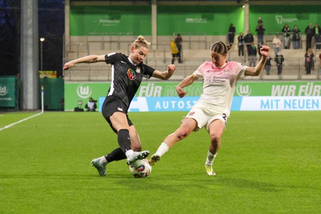 15.03.2026, xgrfx, Fussball Google Pixel Frauen-Bundesliga, VfL Wolfsburg - Bayer Leverkusen v.l. Sarai Linder (VfL Wolfsburg), Ruby Grant (Bayer Leverkusen) (DFL DFB REGULATIONS PROHIBIT ANY USE OF PHOTOGRAPHS as IMAGE SEQUENCES and or QUASI-VIDEO) Wolfsburg