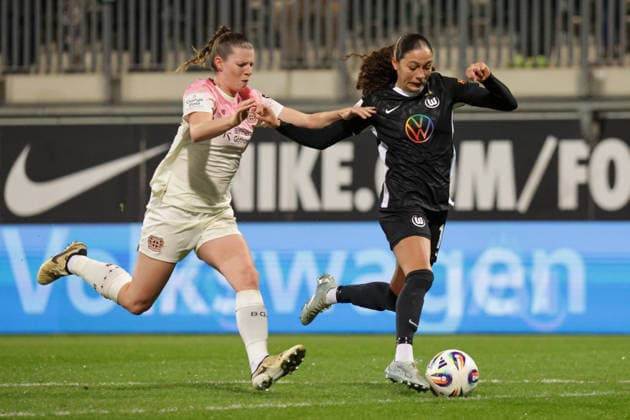 15.03.2026, xgrfx, Fussball Google Pixel Frauen-Bundesliga, VfL Wolfsburg - Bayer Leverkusen v.l. Claudia Wenger (Bayer Leverkusen), Kessya Bussy (VfL Wolfsburg) (DFL DFB REGULATIONS PROHIBIT ANY USE OF PHOTOGRAPHS as IMAGE SEQUENCES and or QUASI-VIDEO) Wolfsburg
