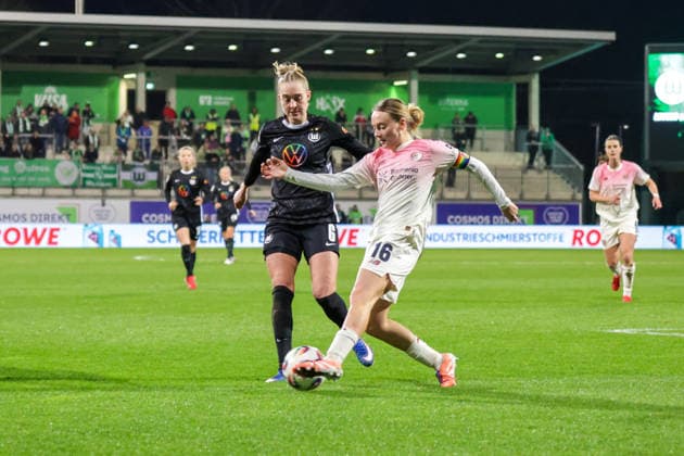15.03.2026, xgrfx, Fussball Google Pixel Frauen-Bundesliga, VfL Wolfsburg - Bayer Leverkusen v.l. Janina Minge (VfL Wolfsburg), Sofie Zdebel (Bayer Leverkusen) (DFL DFB REGULATIONS PROHIBIT ANY USE OF PHOTOGRAPHS as IMAGE SEQUENCES and or QUASI-VIDEO) Wolfsburg