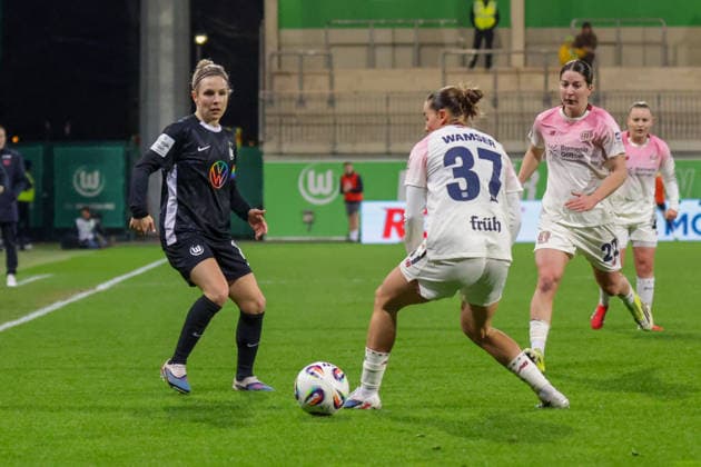 15.03.2026, xgrfx, Fussball Google Pixel Frauen-Bundesliga, VfL Wolfsburg - Bayer Leverkusen v.l. Svenja Huth (VfL Wolfsburg), Carlotta Wamser (Bayer Leverkusen) (DFL DFB REGULATIONS PROHIBIT ANY USE OF PHOTOGRAPHS as IMAGE SEQUENCES and or QUASI-VIDEO) Wolfsburg