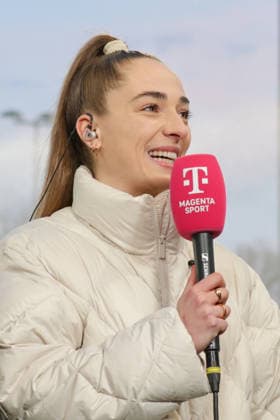 15.03.2026, xgrfx, Fussball Google Pixel Frauen-Bundesliga, VfL Wolfsburg - Bayer Leverkusen v.l. Sophia Kleinherne im Interview bei Magenta (VfL Wolfsburg) (DFL DFB REGULATIONS PROHIBIT ANY USE OF PHOTOGRAPHS as IMAGE SEQUENCES and or QUASI-VIDEO) Wolfsburg
