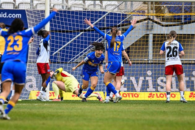 Fußball I Frauen I Saison 2025-2026 I Bundesliga I 20. Spieltag I FC Carl Zeiss Jena - Hamburger SV I 15.03.2026 Torjubel Olivia Johansson Alcaide (9, FC Carl Zeiss Jena) überwindet Lea Paulick (25, Hamburger SV) und läuft nach ihrem frühen Tor zum 1:0 zu ihren Mitspielerinnen, die jubelnd die Arme hochstrecken Jena Ernst-Abbe-Sportfeld, ad hoc Arena Thüringen Deutschland Copyright: xLobeca InesxHähnelx