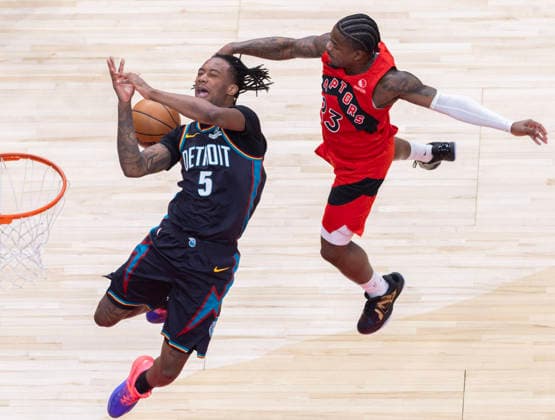 (260316) -- TORONTO, March 16, 2026 -- Jamal Shead (R) of Toronto Raptors vies with Ronald Holland II of Detroit Pistons during the 2025-2026 NBA, Basketball Herren, USA regular season game between Toronto Raptors and Detroit Pistons in Toronto, Canada, on March 15, 2026. (Photo by Zou Zheng Xinhua) (SP)CANADA-TORONTO-NBA-PISTONS VS RAPTORS LinxWei 